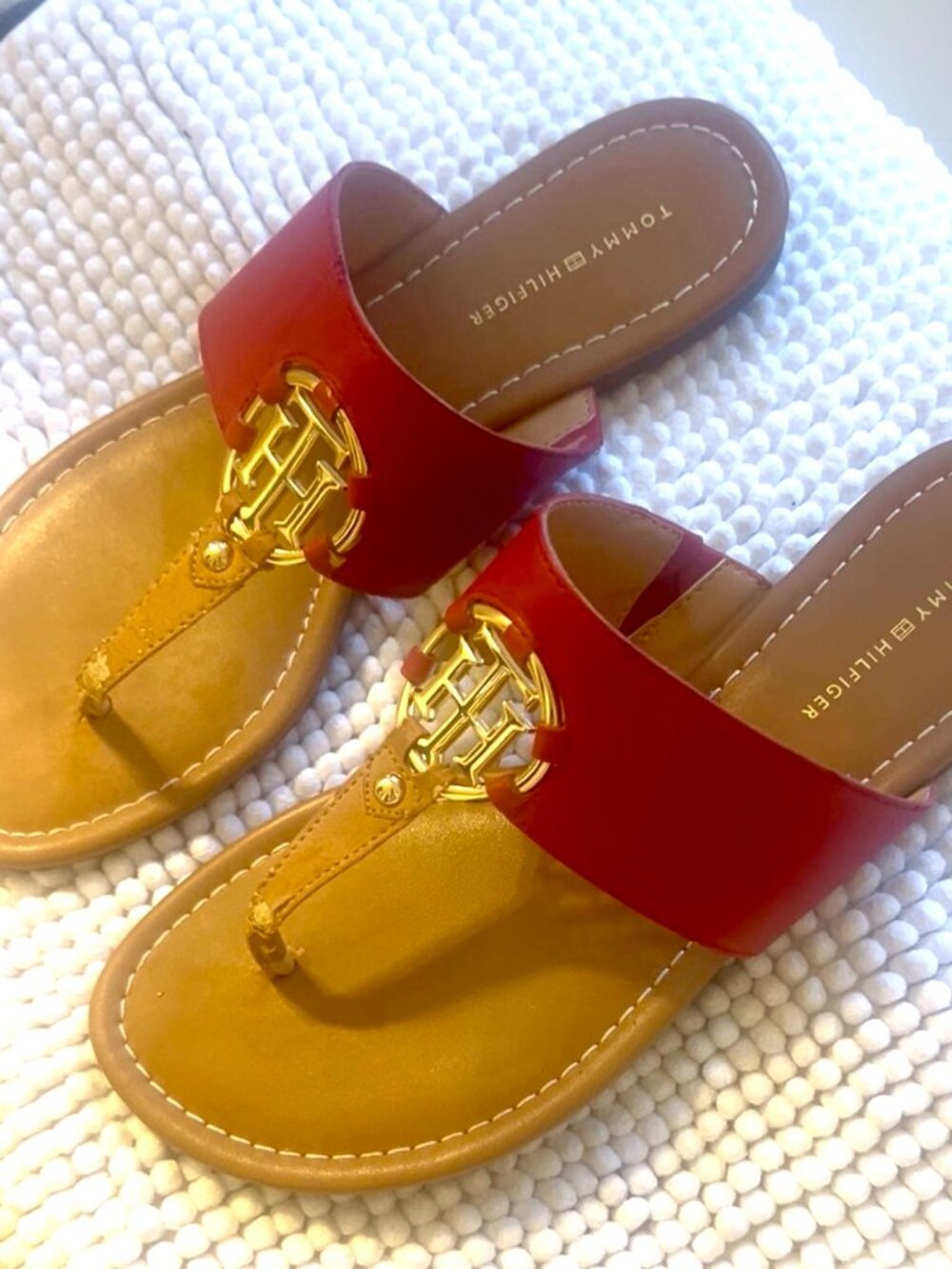 Tommy Hilfiger Sia Thong Flat Sandas RED w/Gold Hardware Size 8 in Box